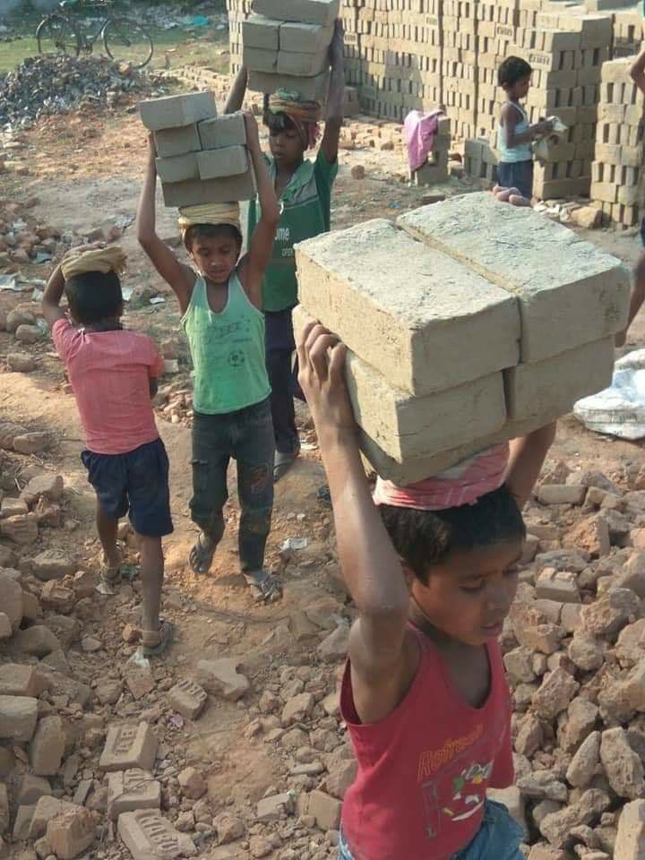 किताबों की जगह ईंटें उठा रहे हैं, क्योंकि गरीबी ने इनका बचपन छीन लिया है !