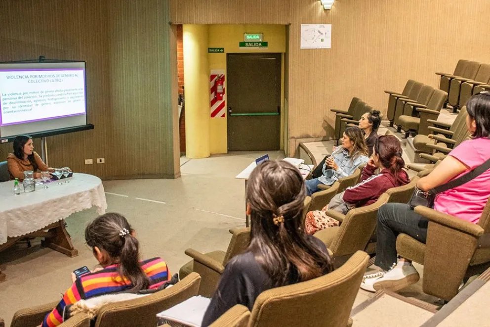 👉 Consejo Provincial de Educación | Herramientas de contención para trabajadoras que transitan licencias por violencia de género

🎯El objetivo
Ofrecer redes de apoyo que permitan acceder a herramientas concretas para superar estas situaciones

🔗Leer más
neuqueninforma.gob.ar/noticias/2025/…