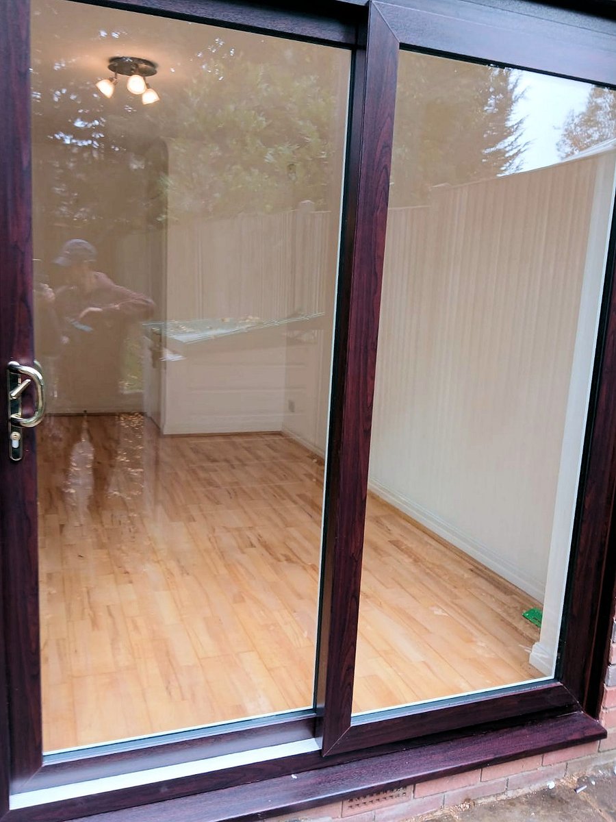 #rosewood #newdoors 🤎
Lovely classic style front door and full height sidelight, 2-panel sliding patio door and back door with midrail, all in rosewood Rehau uPVC. #FridayFeeling #woodeffect #Compositedoors #slidingdoors