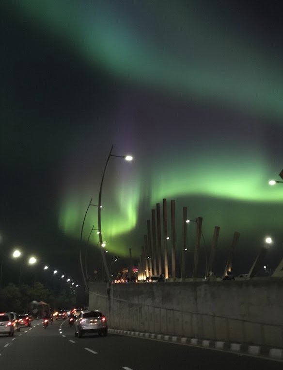 txtdrbekasi's tweet photo. Aurora terlihat di sebagian wilayah Bekaswiss https://t.co/ddQu34uTFo