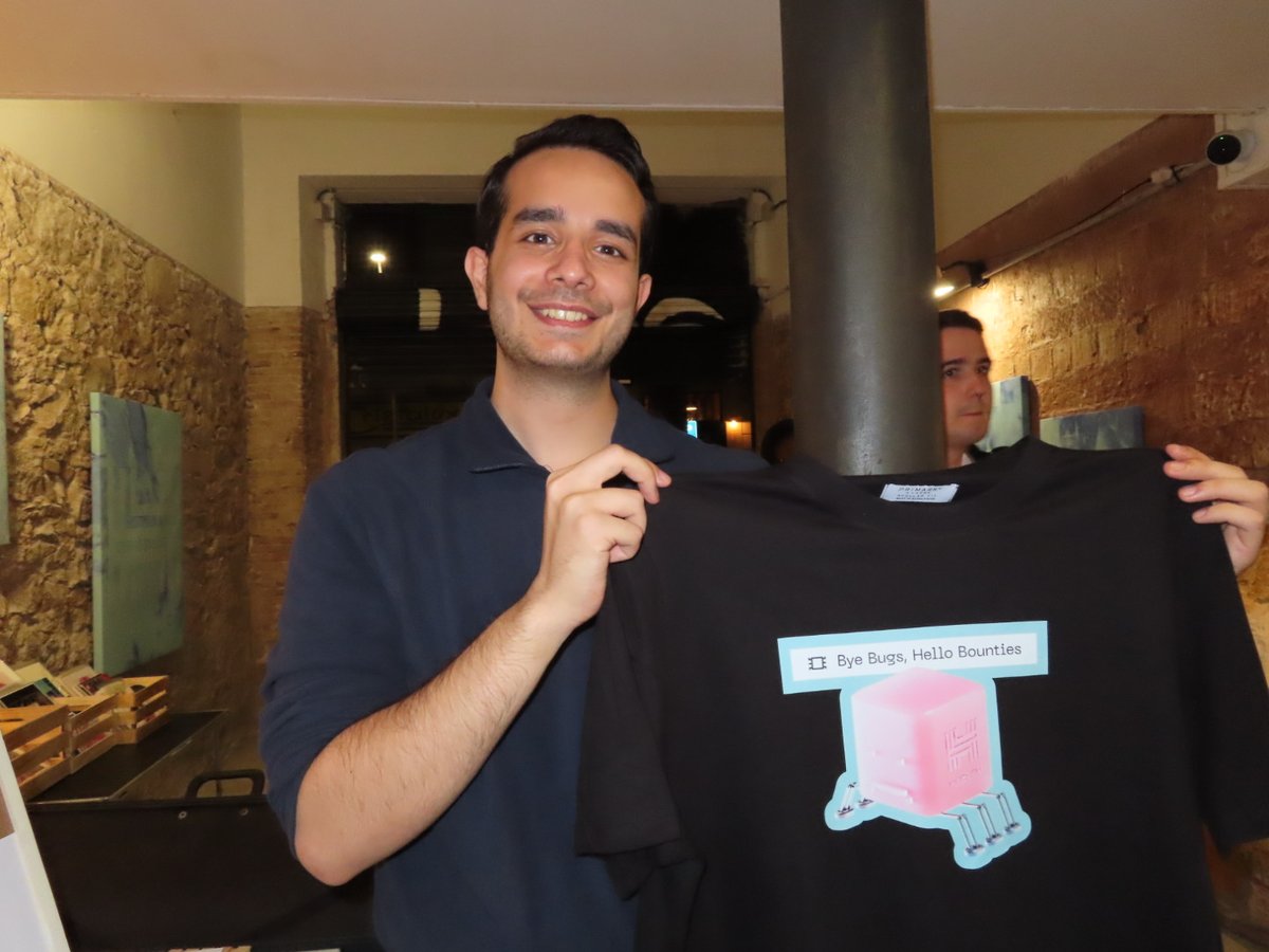 hackenclub's tweet image. Last week after @EBlockchainCon, we hosted a night of Web3 + art with @shefiorg 🎨 Conversations flowed, and connections clicked.
With live t-shirt printing, curated food, and beautiful art, we spent the evening in great company.
Catch a glimpse of the night 📸