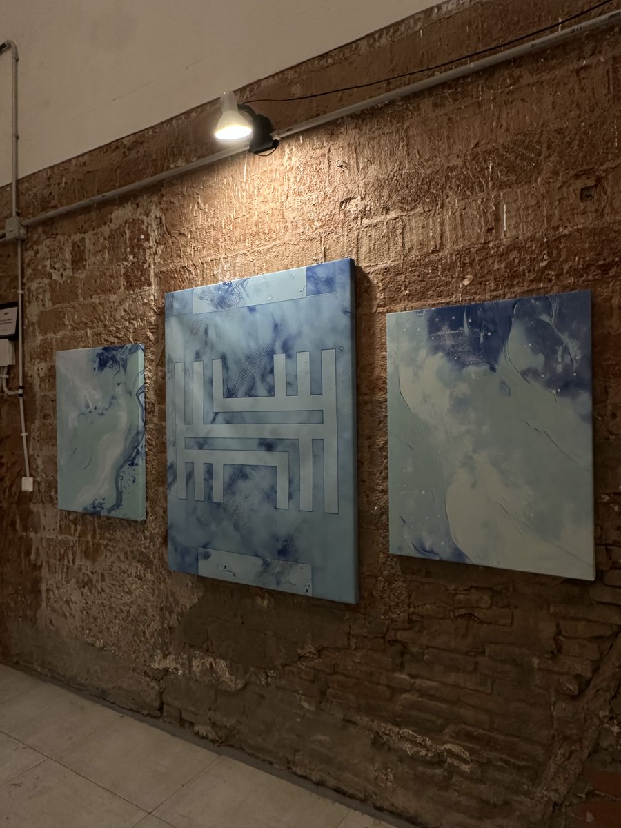 hackenclub's tweet image. Last week after @EBlockchainCon, we hosted a night of Web3 + art with @shefiorg 🎨 Conversations flowed, and connections clicked.
With live t-shirt printing, curated food, and beautiful art, we spent the evening in great company.
Catch a glimpse of the night 📸
