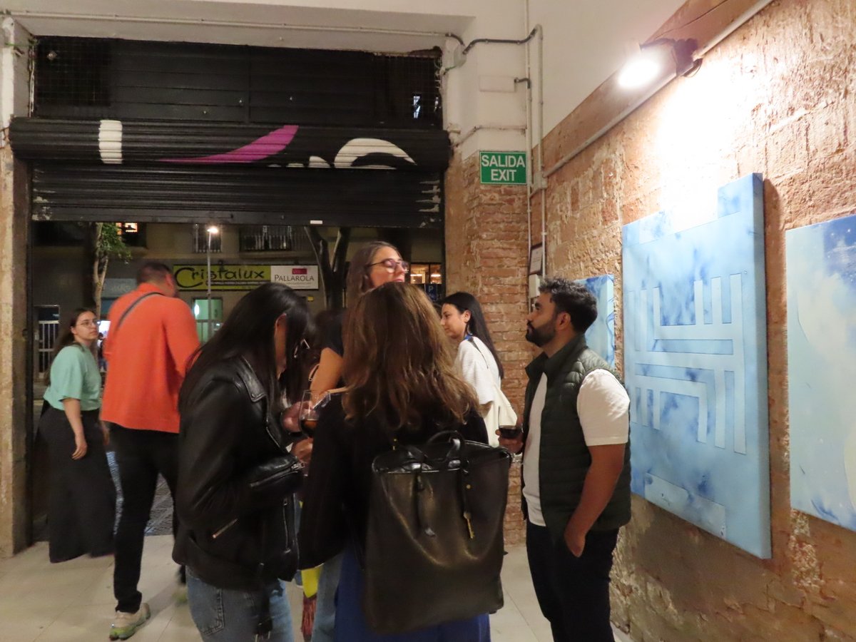 hackenclub's tweet image. Last week after @EBlockchainCon, we hosted a night of Web3 + art with @shefiorg 🎨 Conversations flowed, and connections clicked.
With live t-shirt printing, curated food, and beautiful art, we spent the evening in great company.
Catch a glimpse of the night 📸