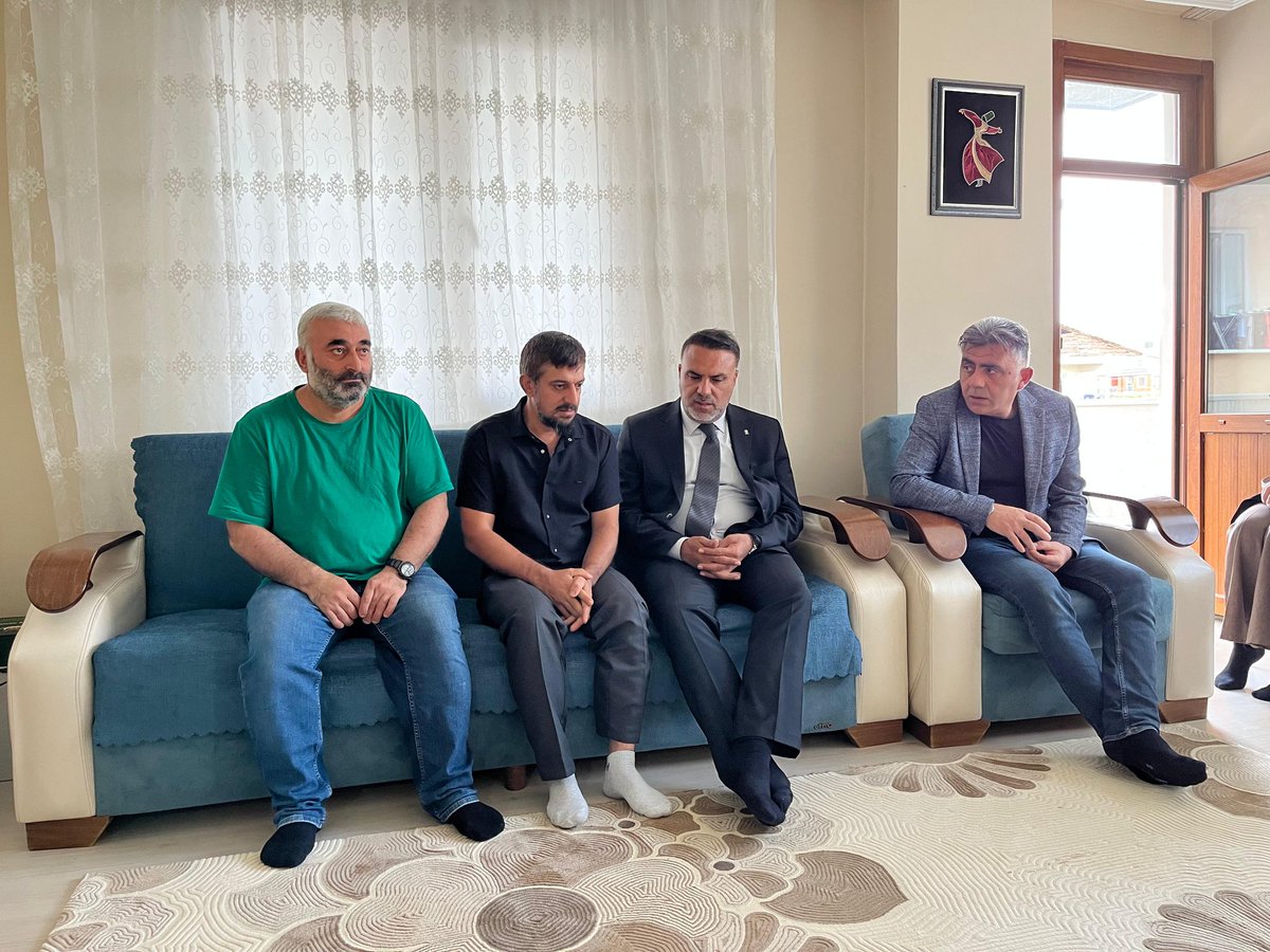 koksalsakar's tweet photo. 📍Sırasöğütler Mahallesi 

Geçtiğimiz günlerde babalarını kaybeden Mikail ve Fuat Özmen'i hanesinde;

İlçe yönetim kurulu üyelerimiz, mahalle başkanımız Ahmet Çakır ve yönetimi ile birlikte ziyaret edip taziye dileklerimizi ilettik.

#akparti #erdoğan #darıca #kocaeli https://t.co/Bza4yMtGyM