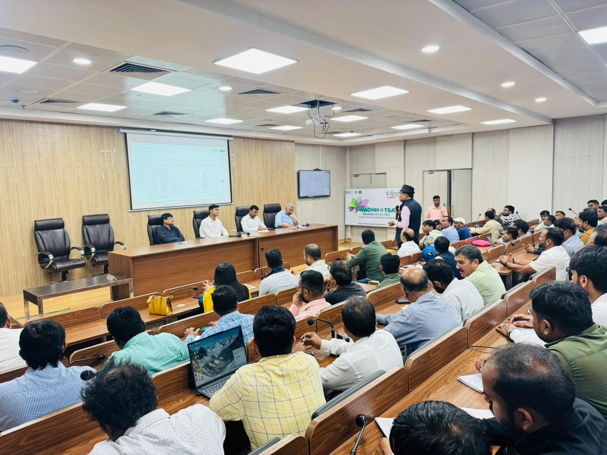 आज दिनांक 24 अक्टूबर 2025 को प्रशासक श्री सुशांत गौरव की अध्यक्षता में विभिन्न छठ पूजा आयोजन समितियों के साथ बैठक आहूत की गई।
बैठक में निगम एवं समितियों के बीच बेहतर समन्वय स्थापित करने, शेष तैयारियों को शीघ्र पूर्ण करने तथा श्रद्धालुओं को स्वच्छ, सुरक्षित एवं सुव्यवस्थित वातावरण