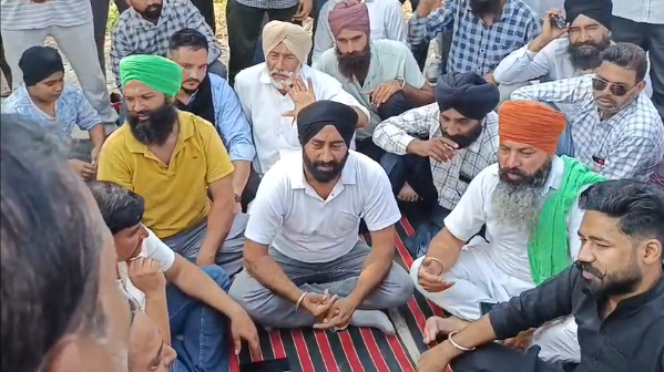 ZEEUPUK's tweet photo. #udhamsinghnagar 

जसपुर में धान तोल बंद, किसान धरने पर बैठे
कमीशन एजेंट और राइसमिलर भुगतान नहीं कर रहे
किसानों ने तोल चालू करने मांग की
एसएमआई ने लिमिट बढ़ाकर खरीद जारी रखने का आश्वासन दिया

#PaddyPurchase #FarmerProtest #RiceMandi 
#ZeeUPUK https://t.co/IQDJhaIN91