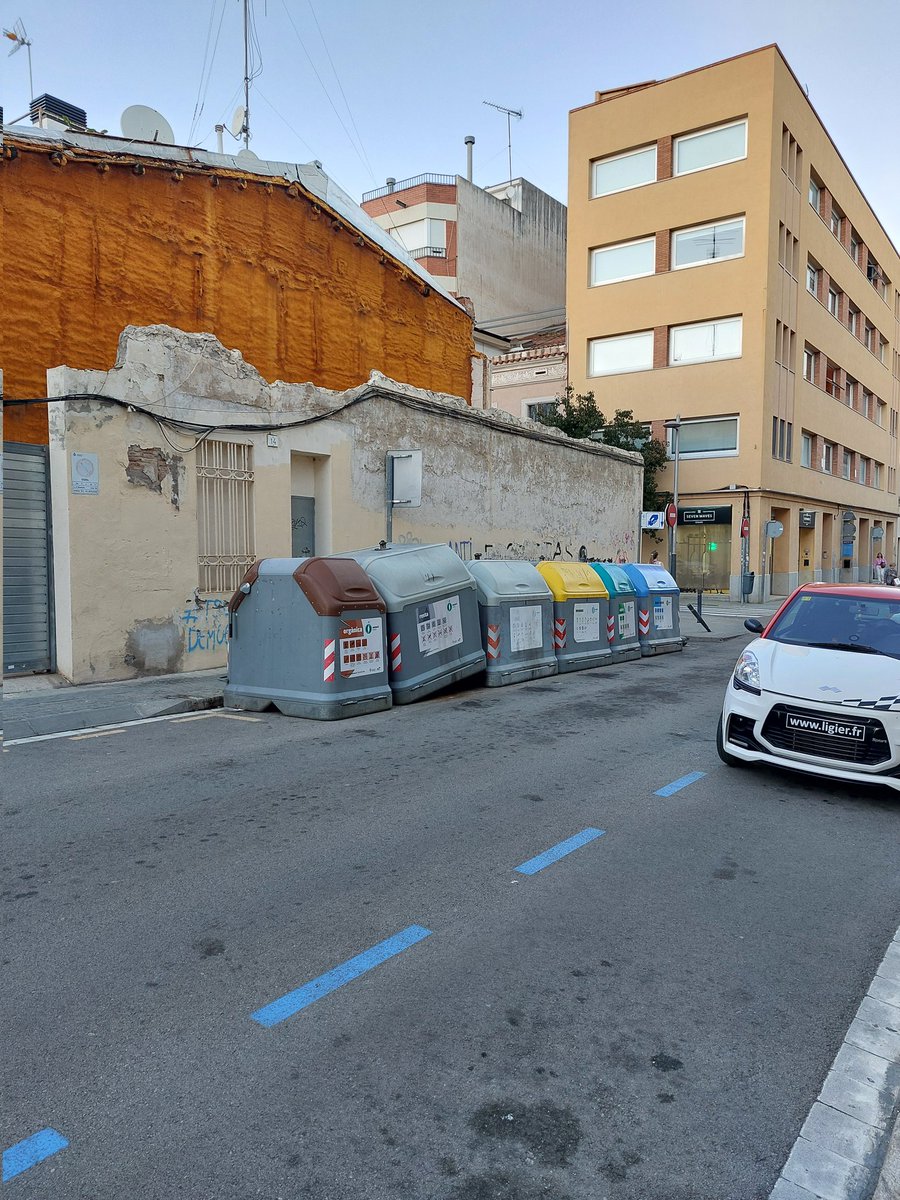 evamarquez's tweet photo. No puc entendre cóm un camió de les escombraries pot marxar deixant així el container? C/Altafulla Quina mena de servei paguem que treballen d'aquesta forma, @matarocat ? I no em demaneu que faci una incidència a l'app de turno que només us moveu si se sap públicament.  #vergonya https://t.co/1H1vGMnDtq