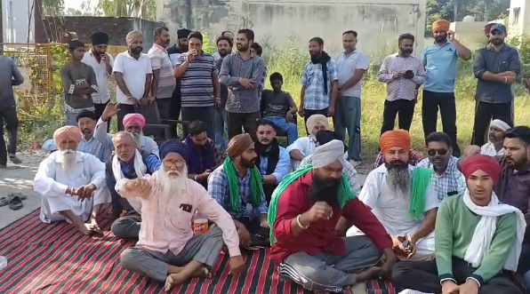 ZEEUPUK's tweet photo. #udhamsinghnagar 

जसपुर में धान तोल बंद, किसान धरने पर बैठे
कमीशन एजेंट और राइसमिलर भुगतान नहीं कर रहे
किसानों ने तोल चालू करने मांग की
एसएमआई ने लिमिट बढ़ाकर खरीद जारी रखने का आश्वासन दिया

#PaddyPurchase #FarmerProtest #RiceMandi 
#ZeeUPUK https://t.co/IQDJhaIN91