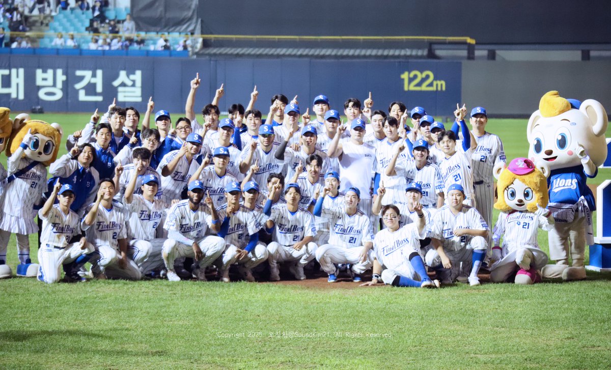 2025시즌 무려 열한 경기의 가을을 즐기게 해준 우리 팀 고마워. 내년에는 이보다 좀 짧아도 되니까 늦게 시작해서 더 높이, 아니 가장 높이 날자!