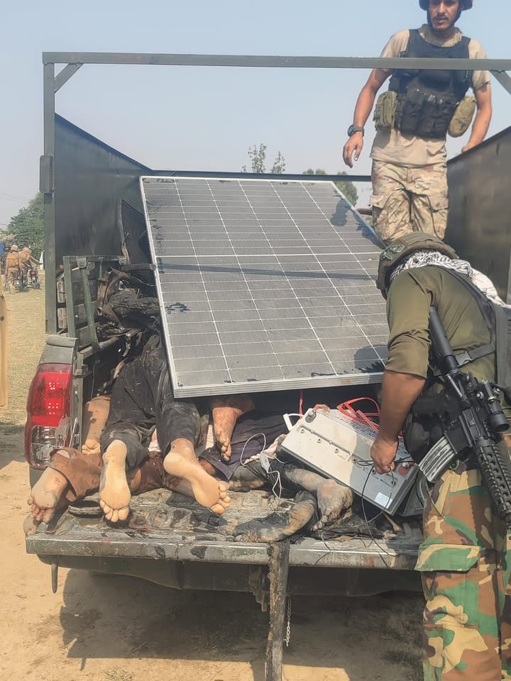 خیبرپختونخوا ۔
ضلع ٹانک میں SSG کمانڈوز کا انٹیلیجنس بیسڈ آپریشن
فتنہ الخوارج کے کمانڈر احمد گل المعروف عمر ملنگ سمیت 8 خوارجی جہنم پارسل ✔️ 

علاقے کے مختلف مساجد سے چرائ گئ بیٹریاں وہ سولر پلیٹس برآمد
جبکے ایک خوارجی کے زندہ پکڑے جانے کی اطلاع ہیں ۔

🇵🇰🪖🫡

#PakistanZindabad