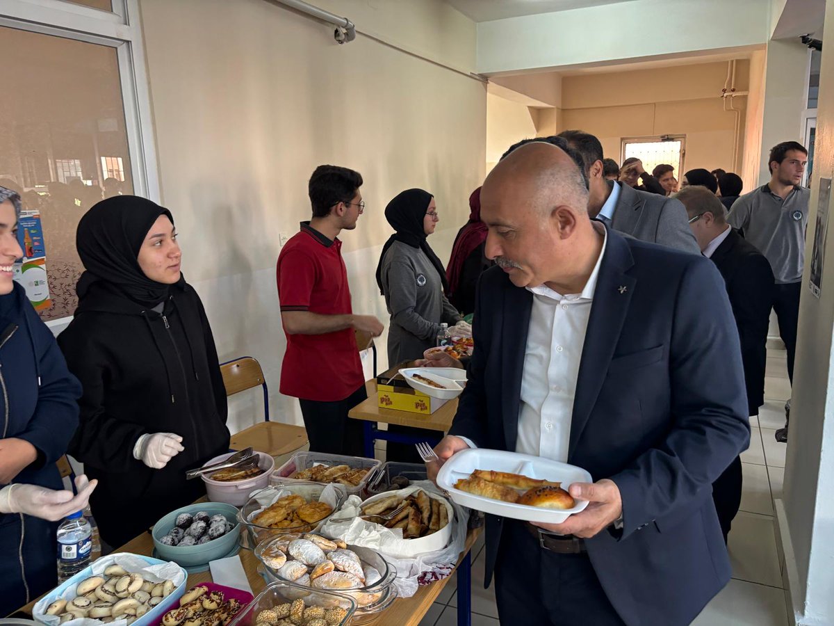 Bakanlığımızın başlattığı ÇEDES Projesi kapsamında Vakfıkebir Anadolu İmam Hatip Lisesinde Gazze'ye yardım kermesi düzenlenmiştir. Değerler eğitimi kapsamında gerçekleştirilen bu faaliyette görev alan ve katkı sunan idareci, öğretmen ve öğrencilerimize teşekkür ederiz. #çedes