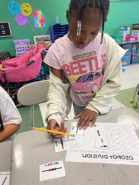 EESeaglesPCS's tweet image. 3rd graders solved division problems to earn bits of code for their Ozobots! 🤖➗ Each correct answer unlocked a new move, helping their bot complete the course. Math, logic, and coding all in one engaging challenge! 💡 #STEM @PCS_STEM @Ozobot