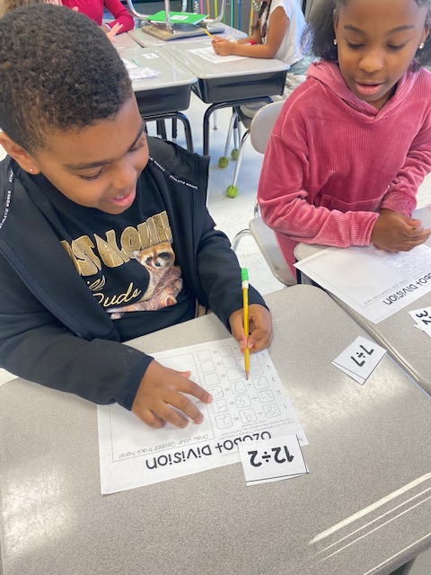 EESeaglesPCS's tweet image. 3rd graders solved division problems to earn bits of code for their Ozobots! 🤖➗ Each correct answer unlocked a new move, helping their bot complete the course. Math, logic, and coding all in one engaging challenge! 💡 #STEM @PCS_STEM @Ozobot