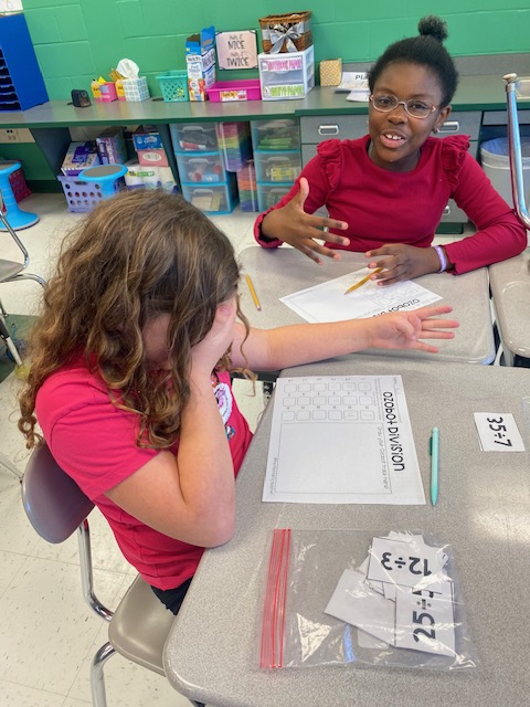 EESeaglesPCS's tweet image. 3rd graders solved division problems to earn bits of code for their Ozobots! 🤖➗ Each correct answer unlocked a new move, helping their bot complete the course. Math, logic, and coding all in one engaging challenge! 💡 #STEM @PCS_STEM @Ozobot