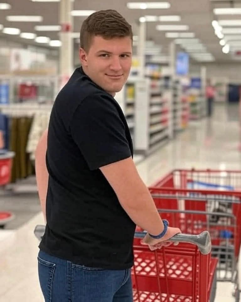 rancanoglenda7's tweet image. Tomado de las redes : Ayer dejé a mi hijo en Target para que hiciera unas pequeñas compras por su cuenta.

Puede que para la mayoría no parezca algo importante.
Lo entiendo. Antes de convivir con el autismo, ver a un joven de 18 años cruzar un estacionamiento y entrar solo a una…