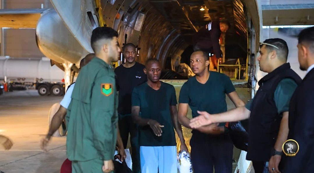 شعبة الإعلام الحربي : تعلن عن تنفيذ عملية أمنية بالقرب من منطقة ( القطرون ) من قبل وحدات من القوات المسلحة العربية الليبية وتمكنت من تحرير عدد من المواطنيين من دولة ( النيجر ) بعد اختطافهم واقتيادهم الى داخل الحدود الليبية من قبل مجموعة مسلحة .