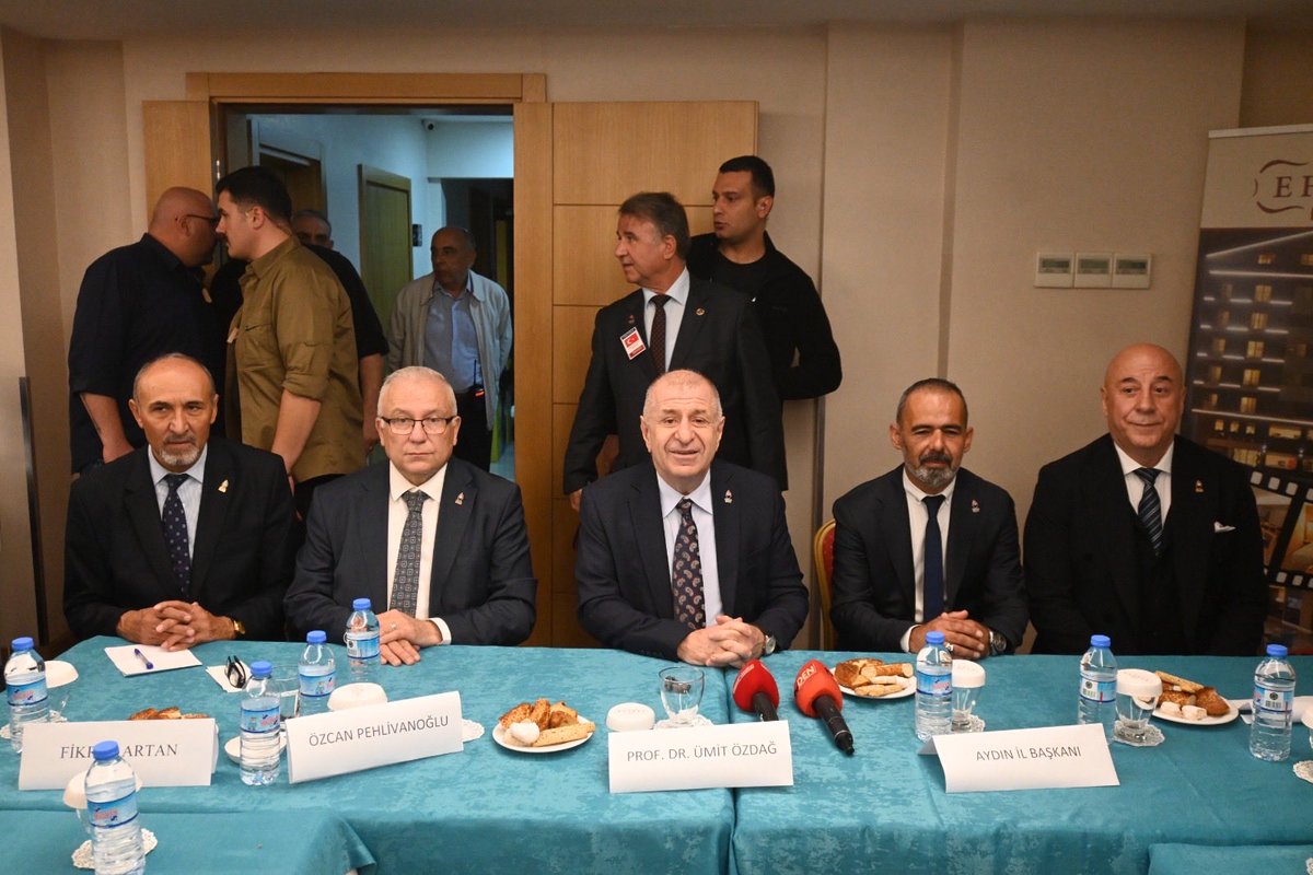 zaferpartisi's tweet photo. Genel Başkanımız Sayın Prof. Dr. Ümit Özdağ ve beraberindeki parti heyetimiz, bugün Aydın’da sivil toplum kuruluşları temsilcileriyle bir araya geldi.

Toplantı öncesinde basın mensuplarının sorularını yanıtlayan Genel Başkanımız, ardından birçok sivil toplum kuruluşu temsilcisiyle görüşmeler gerçekleştirdi.

#ParolamızZafer