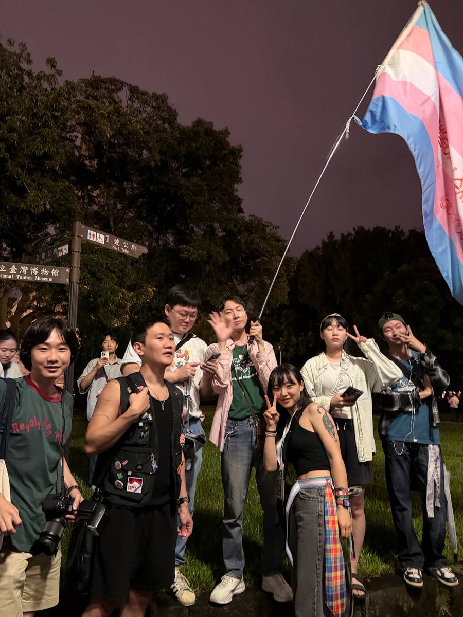 오늘 저녁, 대만 타이페이 228기념공원에서 열린 트랜스 마치에 행성인도 깃발을 올렸습니다! 많은 회원분들이 함께 해주셨어요. 
내일은 대만 타이페이 시청광장에서 퍼레이드가 열립니다. 내일 오시는 분들 있다면, 행성인과 함께해요!