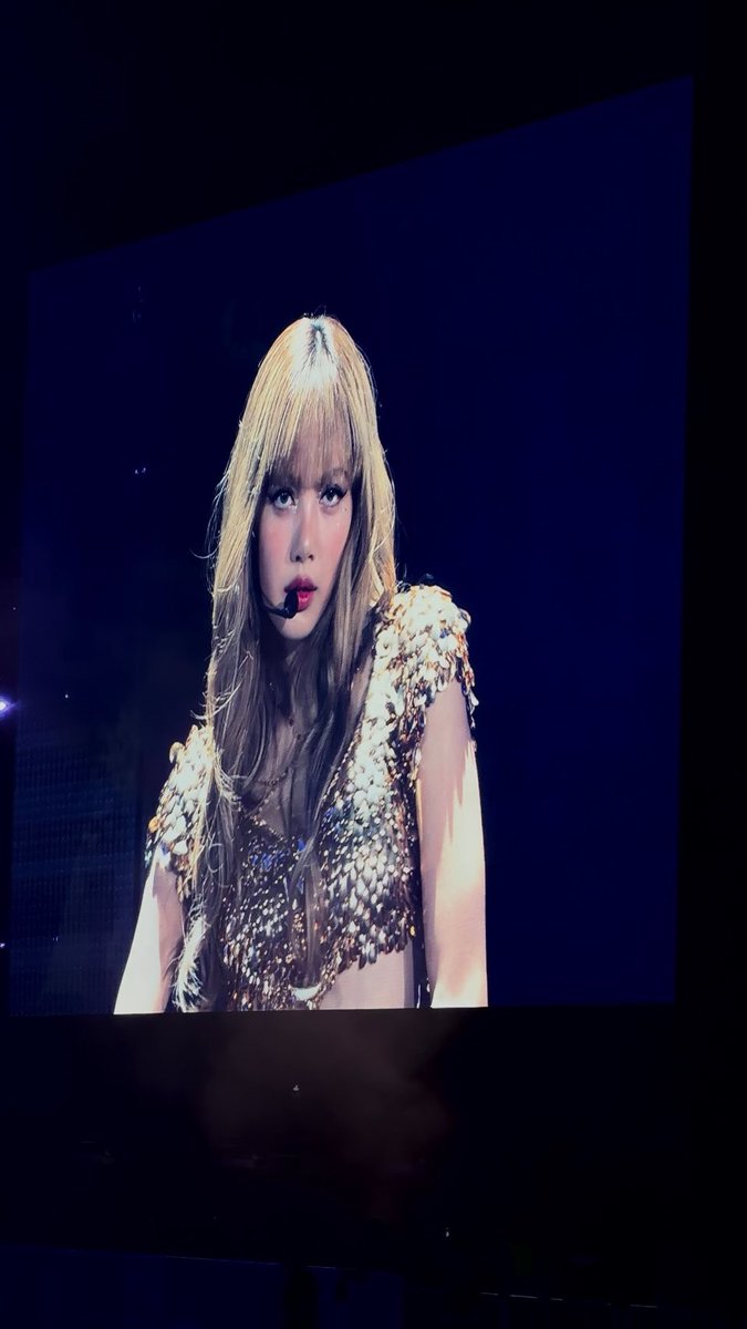 lalaluvlalisa's tweet photo. she is a GODDESS! 

LISA ENCHANTS RAJAMANGALA 
#DEADLINEinBangkok_LISA 
#BLACKPINK_DEADLINE https://t.co/h7fz7lhCLY