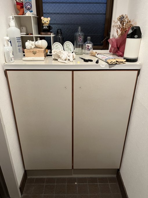 今日のお仕事完了。
下駄箱が一部破損していて気に入らなかったので地中海風にした。

はらへ 