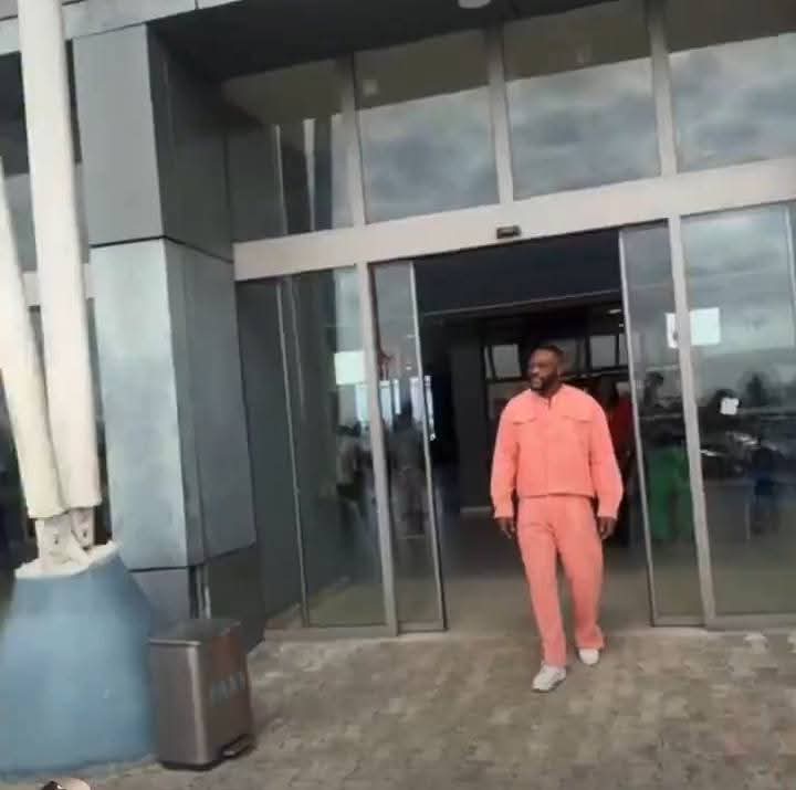 9jamebo's tweet photo. Kola arrives River State for his homecoming event this morning 

#BBNaija

____
Sapa Butler Chelsea My 27th DSTV https://t.co/iAitf7ZEau