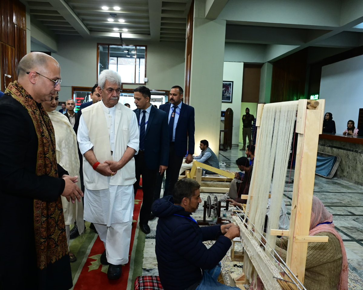 OfficeOfLGJandK's tweet image. Felicitated illustrious craftspersons of J&K at Pashmina Artisan Awards Ceremony organised by "Pashmeena Entrepreneurs Makers & Artisans Foundation". The awards honored excellence across several categories of traditional craft with core focus on Pashmina Sector.