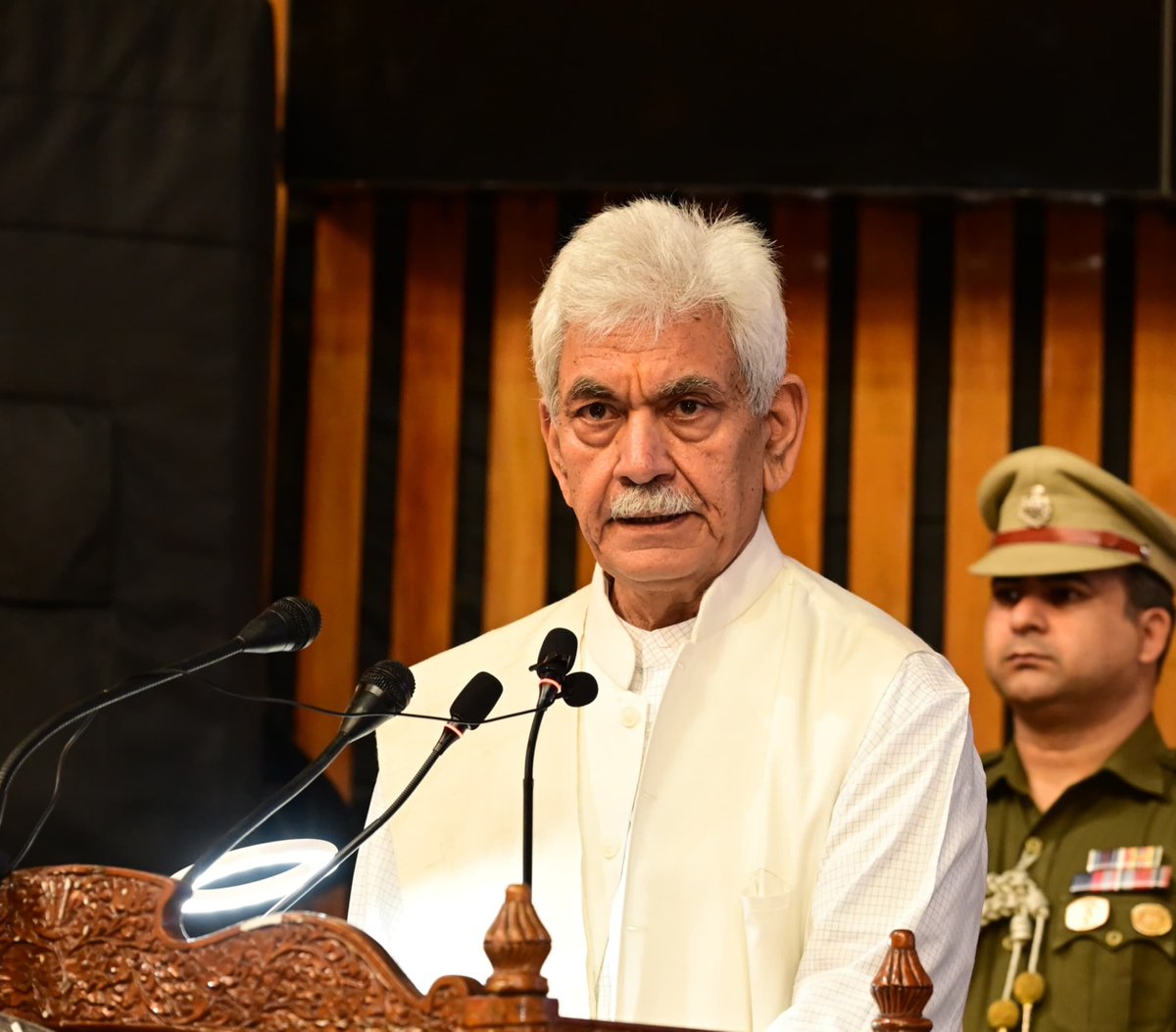 OfficeOfLGJandK's tweet image. Felicitated illustrious craftspersons of J&K at Pashmina Artisan Awards Ceremony organised by "Pashmeena Entrepreneurs Makers & Artisans Foundation". The awards honored excellence across several categories of traditional craft with core focus on Pashmina Sector.