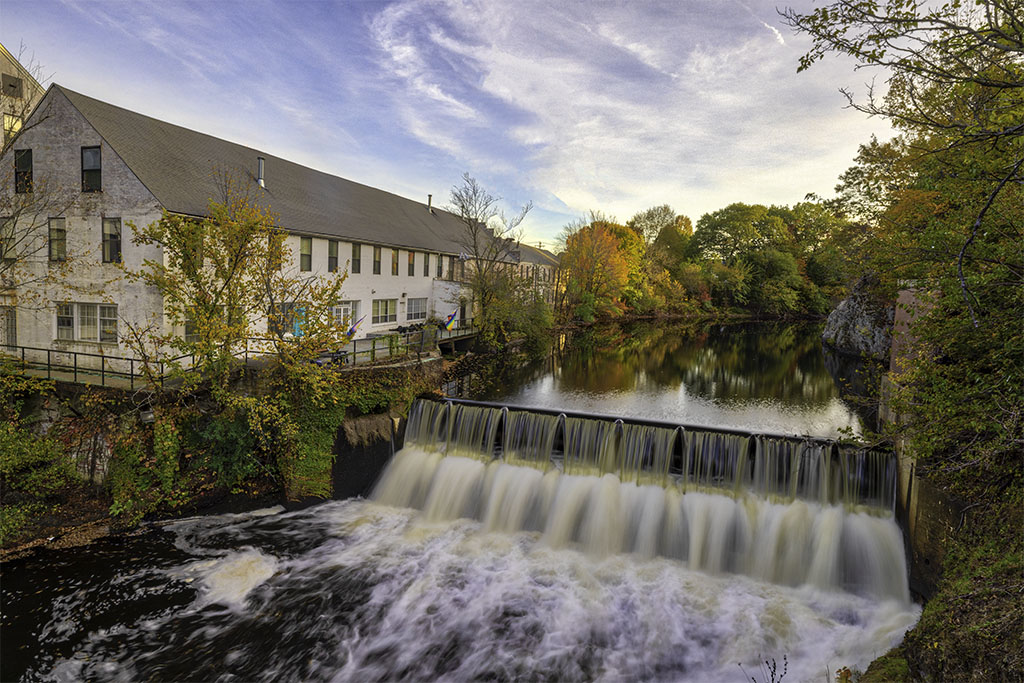 RothGalleries's tweet image. New England fall foliage and color at the Charles River Reservoir and Hemlock Gorge Reservation in #Newton Upper Falls, #Massachusetts. Good light and happy photo making! ExploringTheLight.com #newton #fall #autumn #newengland #artwork #photography #fineartphotography