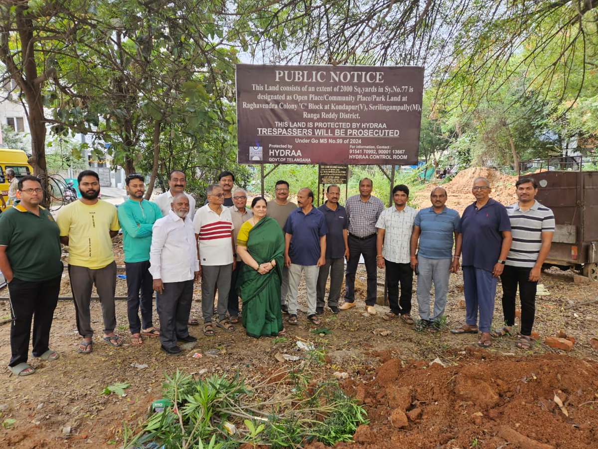 NewsMeter_In's tweet photo. #Hyderabad:
#HYDRAA foils park land grab in #Kondapur
Officials reclaimed a 2,000 sq. yd. #parksite illegally converted into 10 plots with fake bye numbers.
Encroachments cleared, fencing done & #land worth Rs 30 Cr protected.
@Comm_HYDRAA #AntiEncroachment https://t.co/Xz9efB8zM8