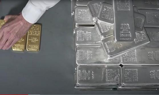 Eikevcinner's tweet photo. 🥇 COMEX Silver Stocks Plunge

💬 Ex-metals banker Bob Gottlieb says 29M oz of silver exited COMEX in two weeks, showing delivery stress and a structural shift in gold’s role. https://t.co/fSjpiiYvaY