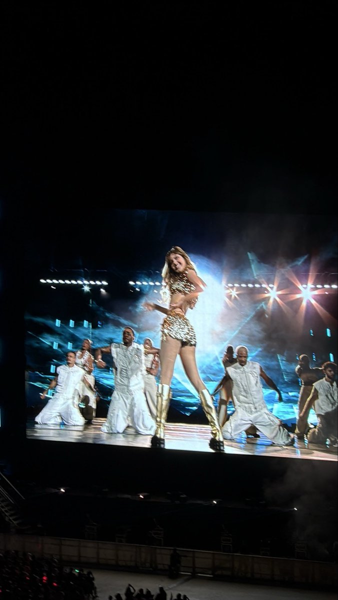LiliesHome_'s tweet photo. This angle body is so hot 🥵 

LISA ENCHANTS RAJAMANGALA
#DEADLINEinBangkok_LISA 
#BLACKPINK_DEADLINE 🍿 https://t.co/3qcRuotBsH