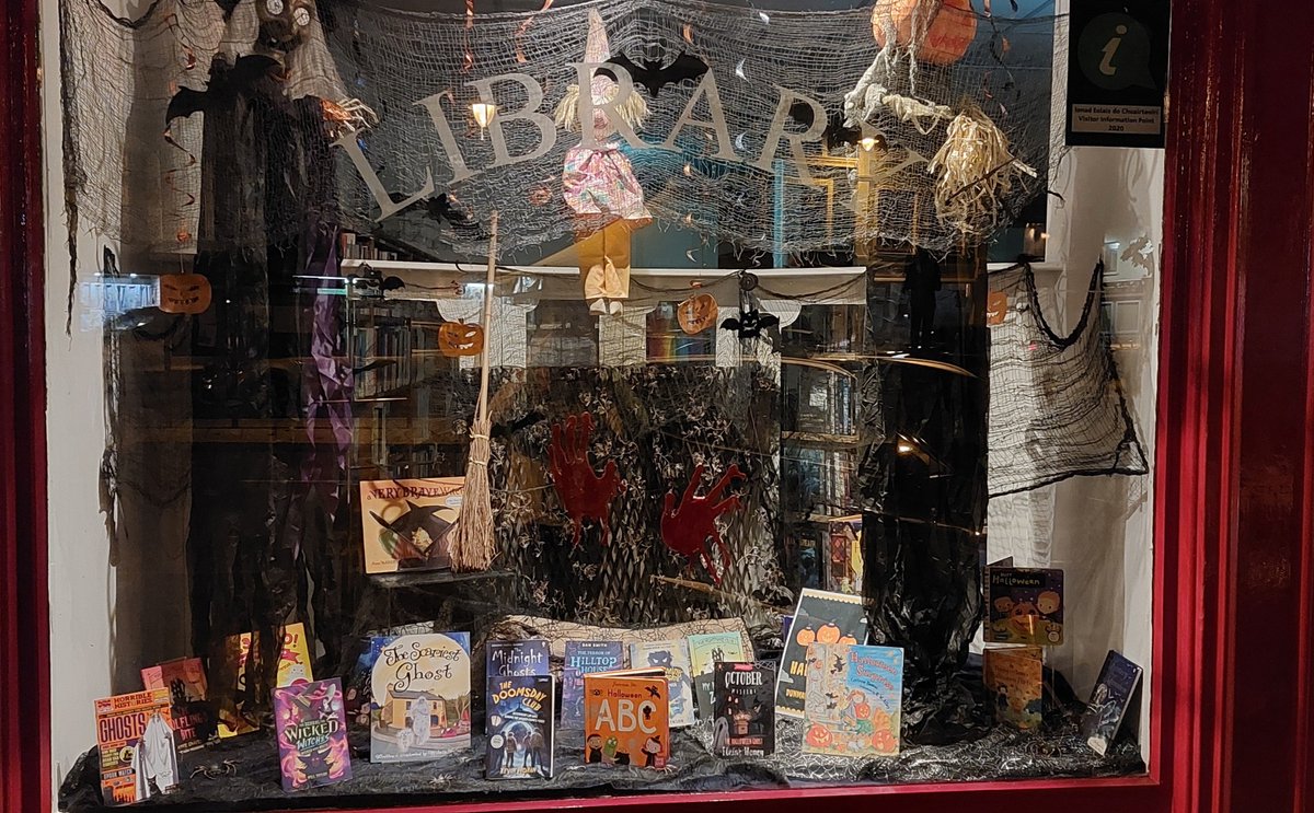 corkcolibrary's tweet image. 🕷️Halloween is creeping ever closer, and our library branches are getting into the spooky spirit with:

🟠A fang-tastic class visit from Scoil Iosaef Naofa in #CobhLibrary 🧛
⚫️Halloween-themed book collections in #MacroomLibrary 📚
🟠 A spine-tingling window display at…