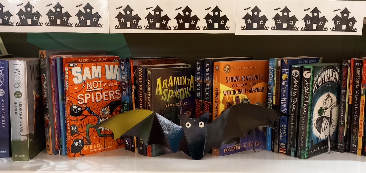 corkcolibrary's tweet image. 🕷️Halloween is creeping ever closer, and our library branches are getting into the spooky spirit with:

🟠A fang-tastic class visit from Scoil Iosaef Naofa in #CobhLibrary 🧛
⚫️Halloween-themed book collections in #MacroomLibrary 📚
🟠 A spine-tingling window display at…