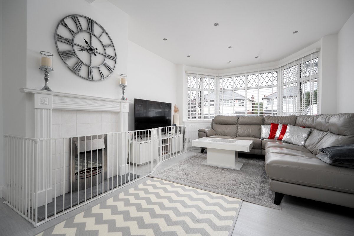 RWhitleyCo's tweet photo. 🏡 For Sale – Drayton Gardens, West Drayton
✨ Extended 3-bed semi-detached

🌿 Bay-fronted living room
🍽️ Dining room + modern kitchen
🚿 Downstairs shower room + family bathroom
🚗 Driveway for 2 cars
🚆 Short walk to Elizabeth Line &amp; town centre

https://t.co/gAAVhaAd7N https://t.co/MZbhJHiy4p