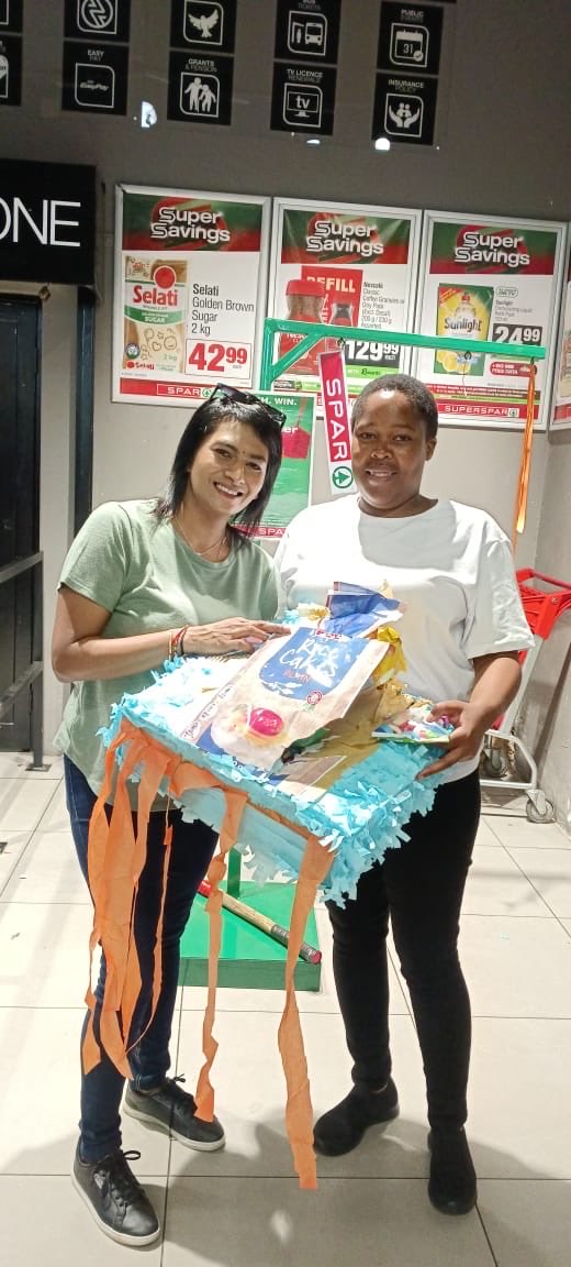 desree_h_'s tweet image. Who else is ready to party? 🎉🛍️ SPAR's #PinataFridays is a game changer okay 😮💨🥹Win prizes while you shop🔥😮💨 what a steal 😍👏 #MyJoziMySPAR