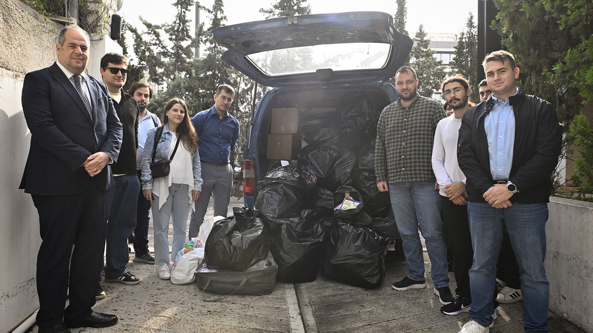 📌A delegation from the Communist Youth of Greece (KNE) delivered  school supplies collected at the 51st Festival of KNE–“Odigitis” to the  Palestinian Embassy
🔴On Wednesday, 22 October, a delegation from the Central Committee of KNE, led by its Secretary, Thodoris Kotsandis,