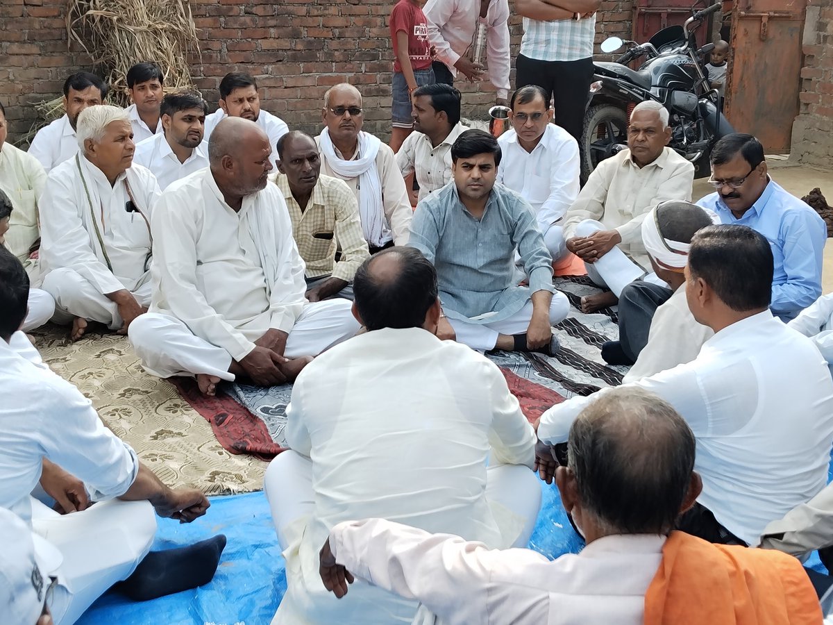 Samajwadi_mpi's tweet photo. आज ब्लॉक बरनाहल के विभिन्न ग्रामों में शोक संतप्त परिवारीजनों के यहाँ पहुँचकर शोक संवेदना व्यक्त करते करहल विधायक मा. श्री तेजप्रताप सिंह यादव जी !! https://t.co/SpQA7Z1WRI