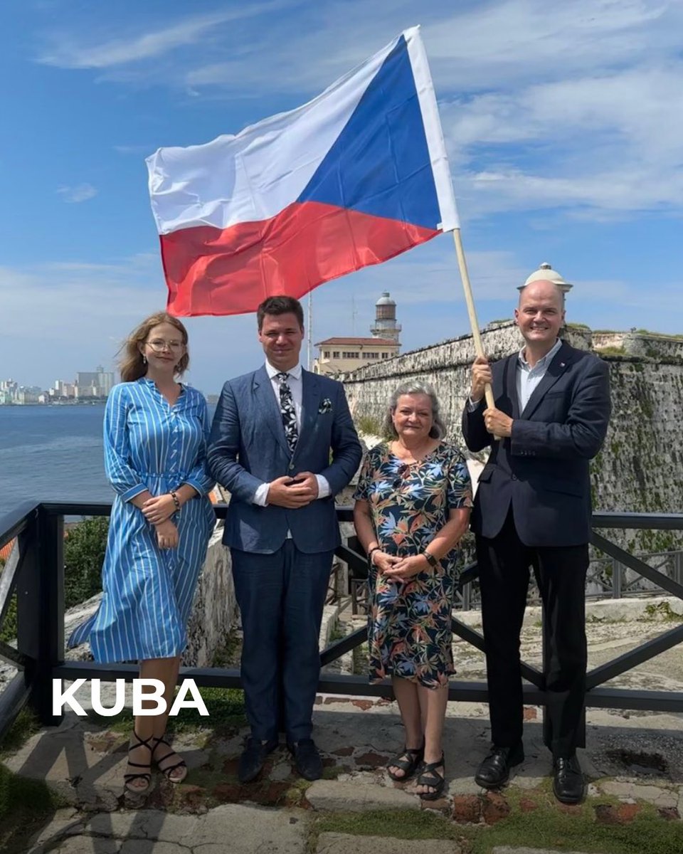 Stratkom_CZ's tweet photo. Podívejte se, jak se do akce zapojili lidé minulý rok – z Česka i ze světa 🌍👉🏻

Spojme se znovu pod jejími barvami a ukažme, že vlajka nás spojuje – ať jsme kdekoliv ❤️🤍💙

#nasevlajka https://t.co/9Ng3TgmQOO
