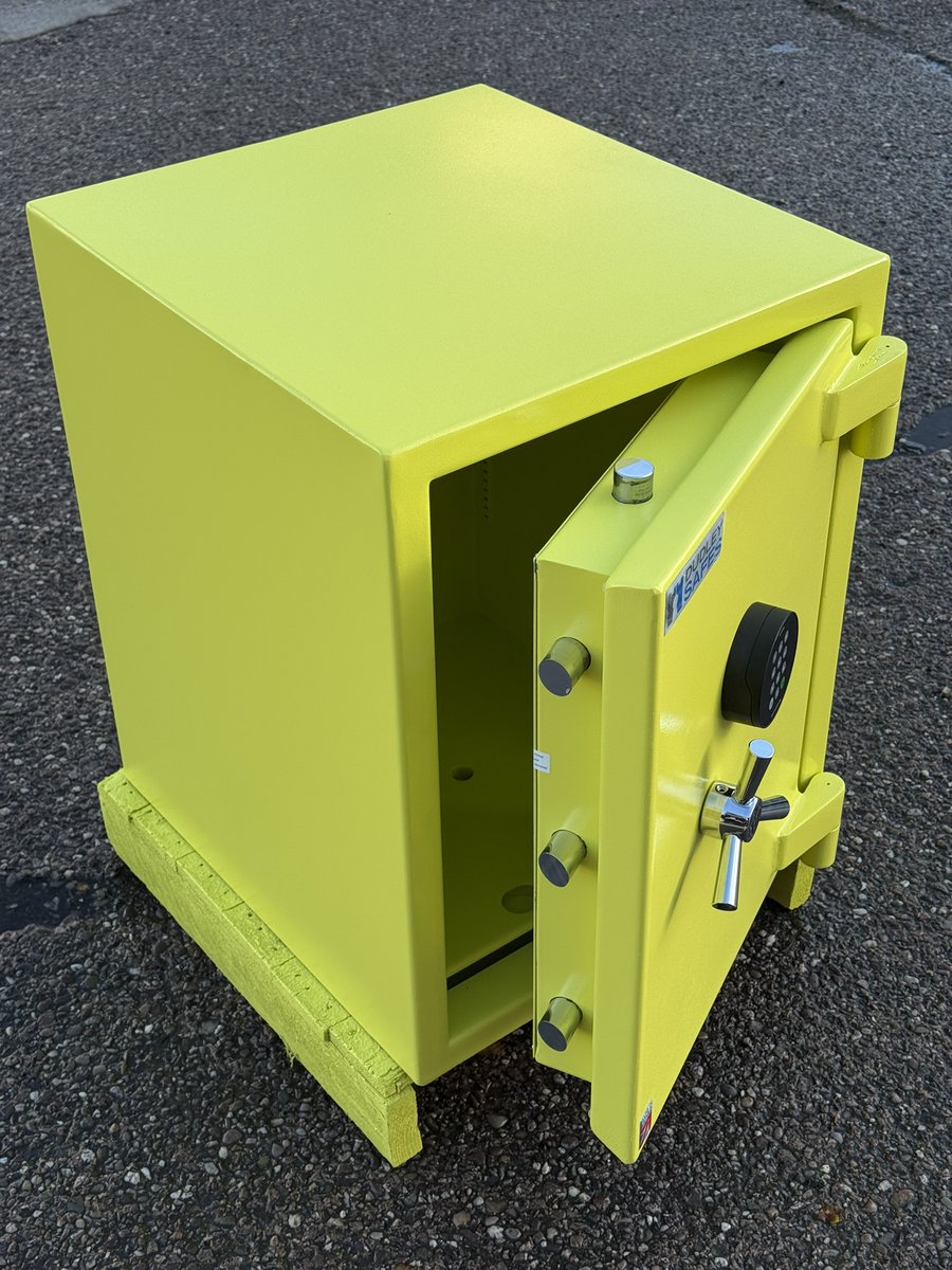 dudleysafes's tweet photo. Meet the Minion-Proof Safe 🤓🤓🤓🤓

Finished in RAL 1016 (Minion Yellow), this Dudley Safes Grade 3 Size 3 built to EN1143-1 brings serious security with a splash of personality.

Secured by a Dormakaba 700 Basic digital lock.

#DudleySafes #Safes #Grade3Safe #MadeInBritain https://t.co/yofphtr19o