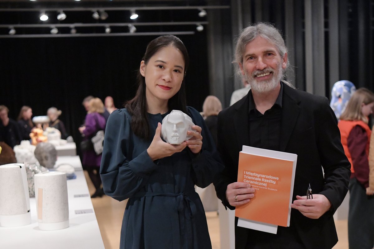 Zobaczcie, jak przebiegał finisaż Wystawy I MTRC, który odbył się w tym tygodniu w warszawskiej ASP.
Serdeczne podziękowania dla Stowarzyszenia Międzynarodowego Triennale Rzeźby Ceramicznej za organizację konkursu, w którym udział wzięło aż 678 uczestników z 56 krajów!