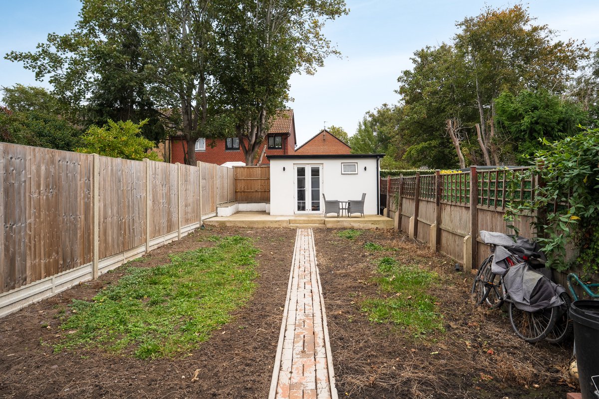 RWhitleyCo's tweet photo. 🏡 For Sale – Drayton Gardens, West Drayton
✨ Extended 3-bed semi-detached

🌿 Bay-fronted living room
🍽️ Dining room + modern kitchen
🚿 Downstairs shower room + family bathroom
🚗 Driveway for 2 cars
🚆 Short walk to Elizabeth Line &amp; town centre

https://t.co/gAAVhaAd7N https://t.co/MZbhJHiy4p