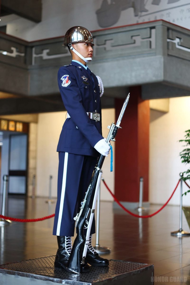 如果有天賺大錢，
真想雇個軍人來全職站崗、訓練、調教🥲
