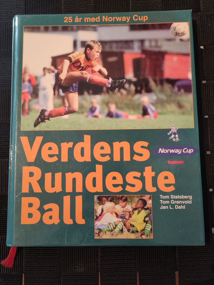 ForzaSecondHand's tweet image. Av de mange bøkene som er lagt ut på forzasecondhand.no i det siste finnes bl.a. @tomskalle sin bok om Norway Cup. Med bidrag fra en ung Ball24-forfatter. Uvisst om det var der redaktør @hanskalla oppdaget talentet.