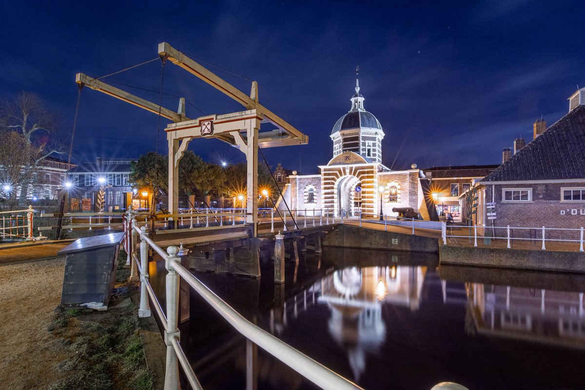 Morschpoort in Leiden

Een van de twee oude overgebleven middeleeuwse poorten van Leiden. Een van de vele fotogenieke locaties in Leiden

(c)2022 Martijn van der Nat