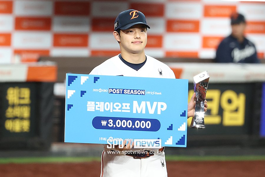 PO 1차전 MVP
PO 3차전 MVP
PO 시리즈 MVP

유니폼별로 남겨준 효자 문동주