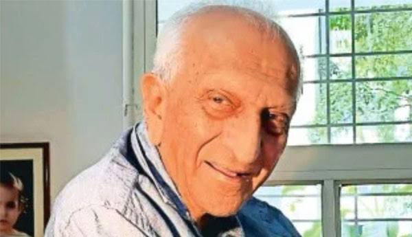 प्रसिद्ध वैज्ञानिक पद्मभूषण डॉ एकनाथ चिटणीस का भारत के अवकाश व भौतिक विज्ञान में मूलभूत योगदान रहा है। उनके सौ वर्ष की जीवन यात्रा का पूर्ण होना दुःख दायक परंतु सार्थक यात्रा की अनुभूती है।भारत के वर्तमान यशस्वी अवकाश कार्यक्रम की नींव रखने वाले प्रमुख लोगों में वे आते है।