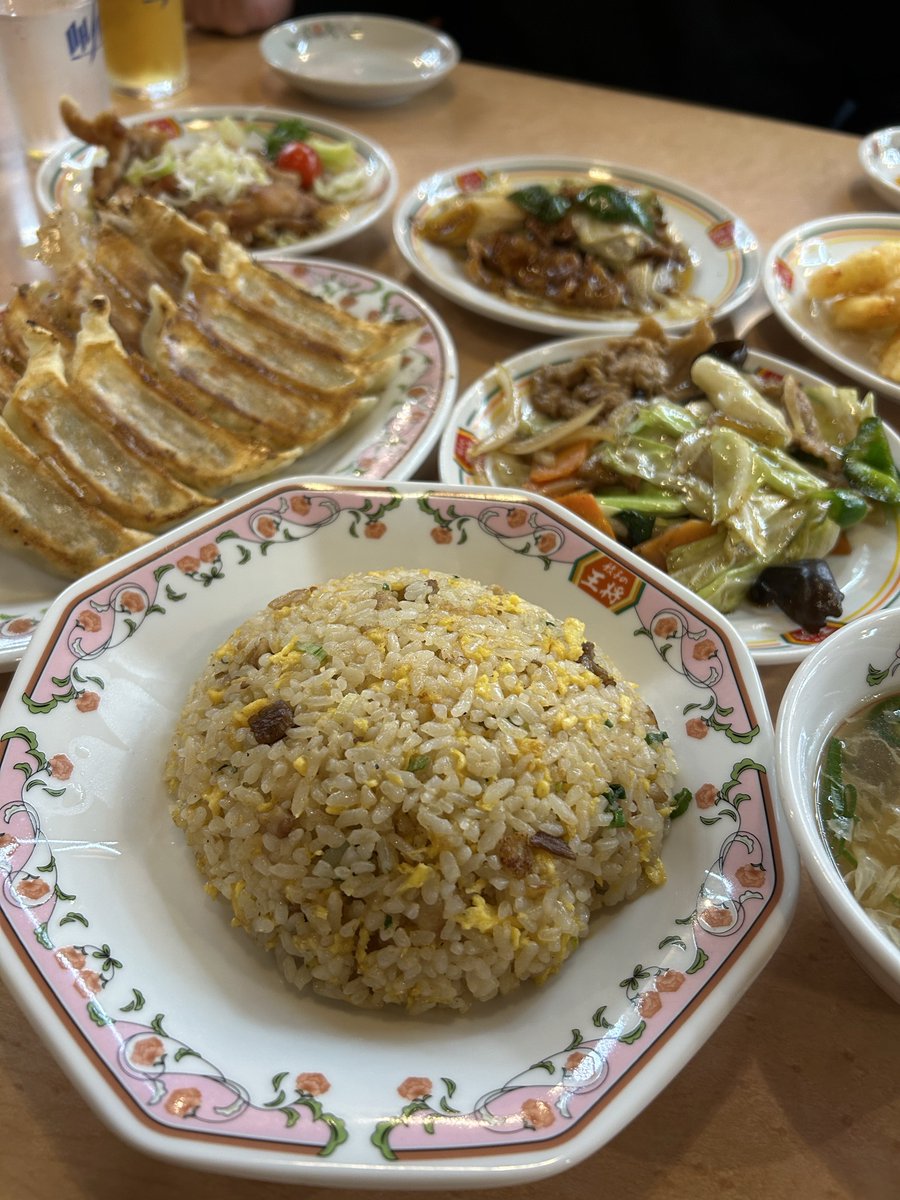 Good evening friends.

I went to the Chinese restaurant called “Gyoza no Ohsho” with my husband tonight.

He always orders a lot of food when we visit Gyoza no Ohsho.

I can’t eat that much😭

Today’s dinner
“Chahan(fried rice)”
“Gyoza” and other dishes.

#japanesefood
#asianfood