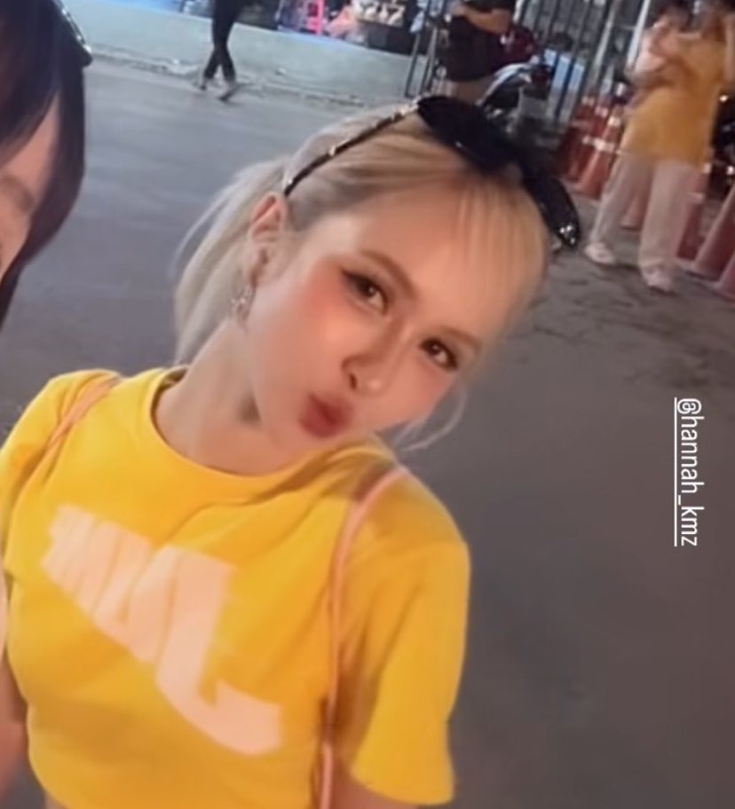 แล้วแฮนน่าไปคอนบพ.แบบยัยคนสวยบลิ้งค์แท้มีใบมาก เมิร์ชอฟชเกือบทั้งตัว เสื้อ กระเป๋า ตุ๊กตา แท่งไฟบพ แท่งไฟลิซ่า ครบหมดเอ็นดูอะ เป็นศิลปินที่ไปคอนแบบแฟนคลับตัวยงของจริงละเหมือนไปซื้อของเองด้วยที่เอามาอวดในบรอดแคสต์ ให้เลยอะศลปที่แบ่งเวลาการทำงานกับการติ่งได้ชัดเจนที่สุด 🖤🩷💛👧🏼