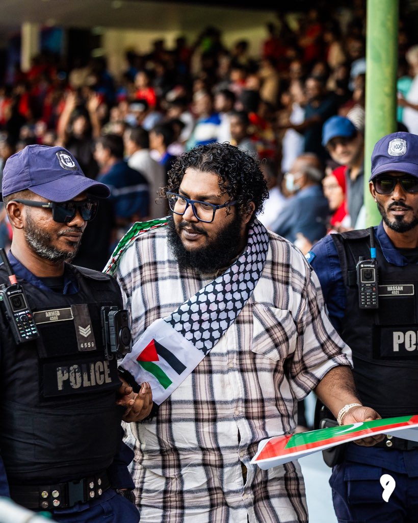 viraasee's tweet image. Police removed ‘Ban Israel’ boards from the National Stadium this evening during the match attended by the FIFA President, although Palestine flags were still allowed inside.