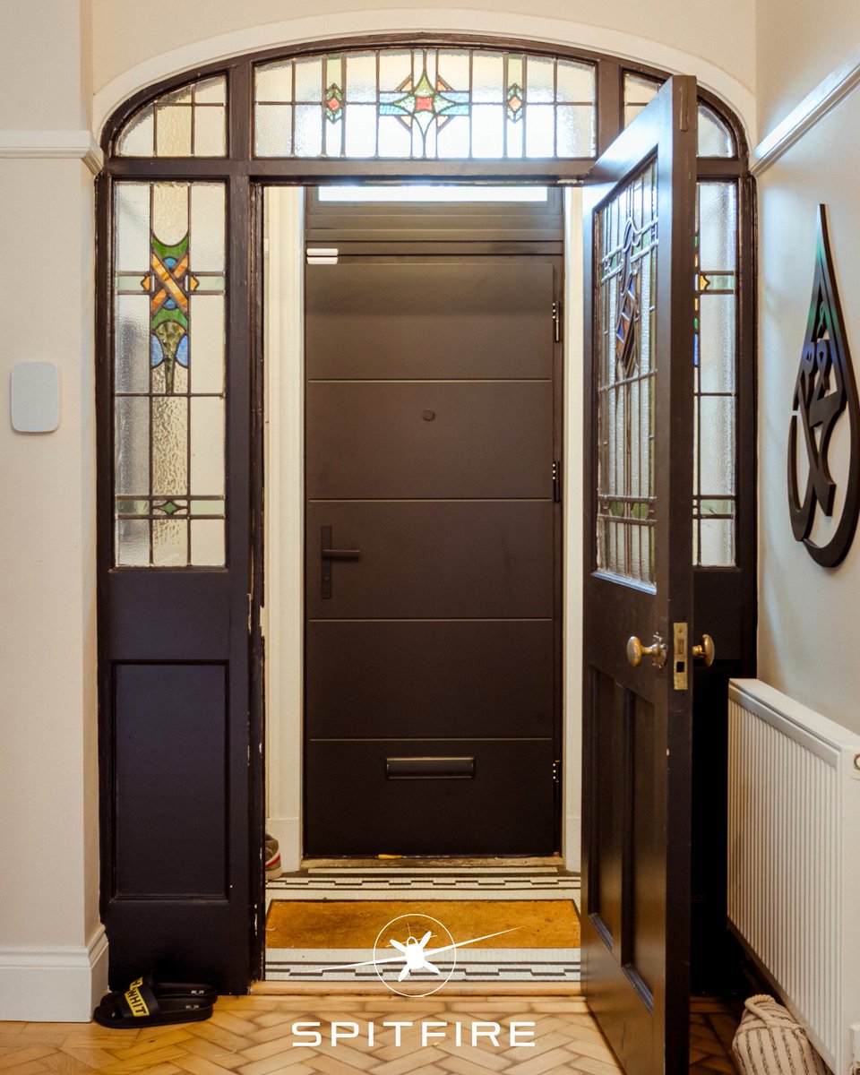 SpitfireDoors's tweet image. The Spitfire S-100 Aluminium Door combines contemporary styling with precision engineering.

Explore the S-100 Collection → spitfiredoors.co.uk/s-100-entrance…

#SpitfireDoors #S100 #AluminiumDoors #FrontDoorDesign #LuxuryEntrance